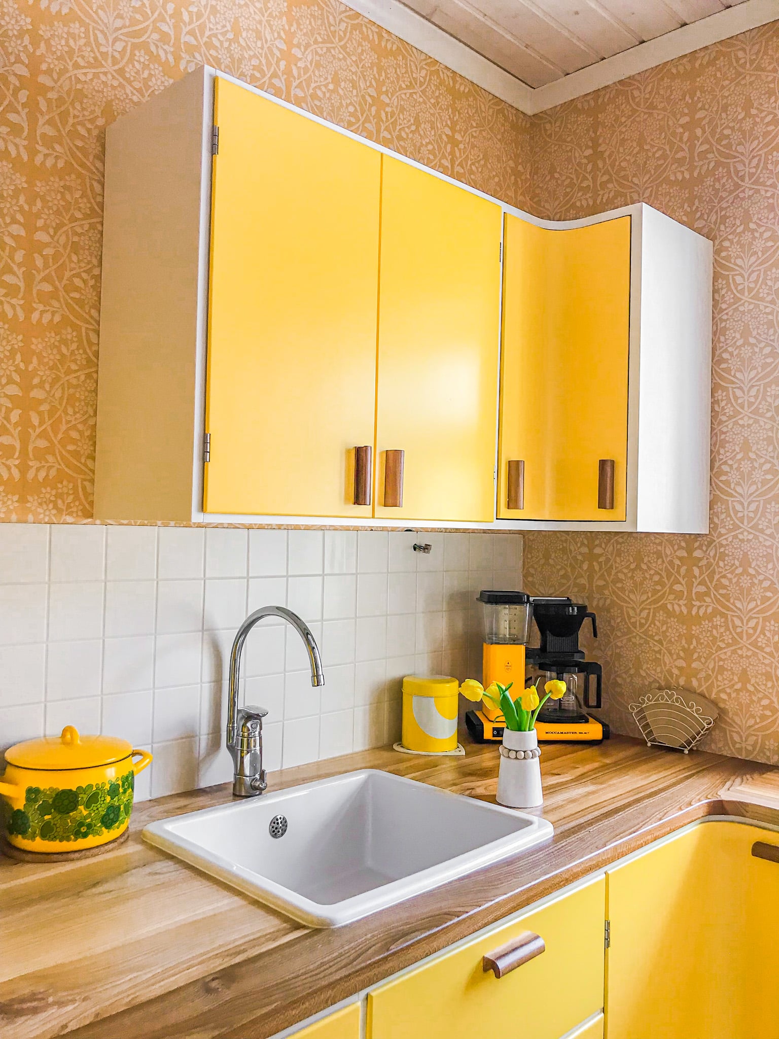 Keltainen retrokeitti&ouml;.