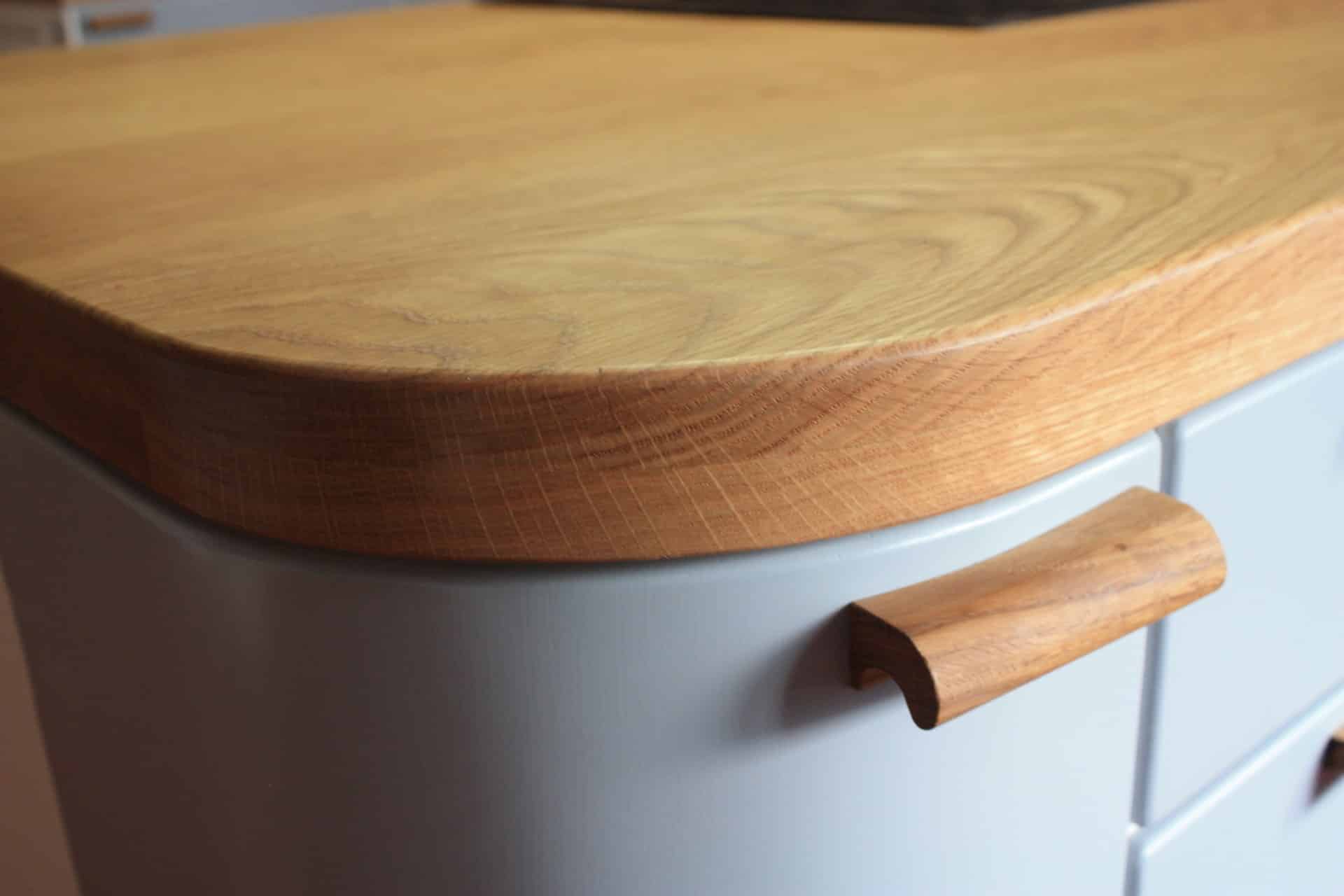 Yksityiskohta puusep&auml;nty&ouml;n&auml; valmistetusta p&ouml;yt&auml;tasosta retrokeitti&ouml;ss&auml;.