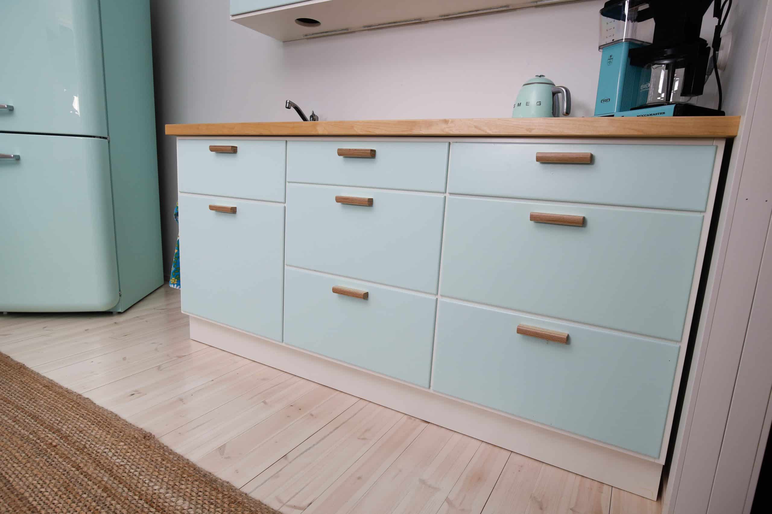 Pastellin sininen retrokeitti&ouml; puusep&auml;n mittatilausty&ouml;n&auml; tehtyn&auml;.